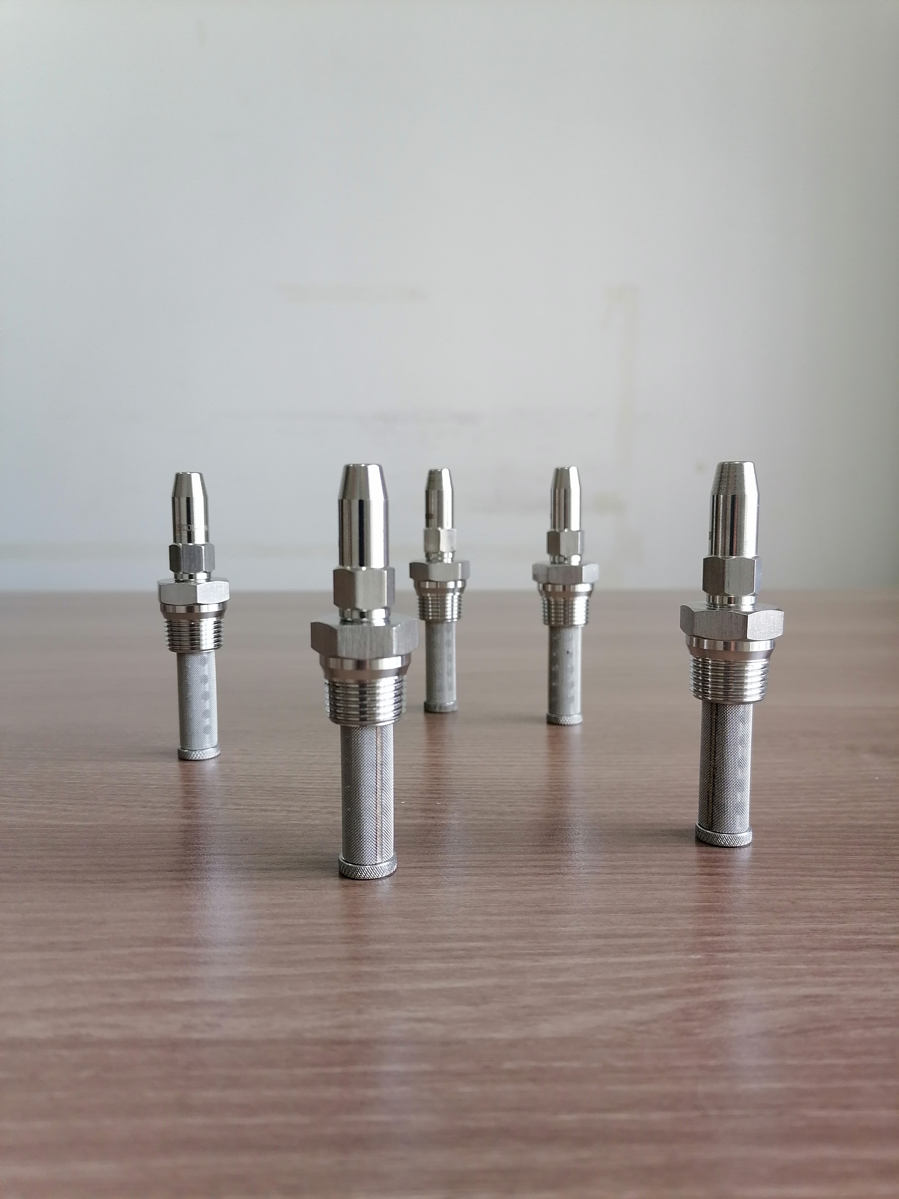 spray nozzle for paper machine shower system