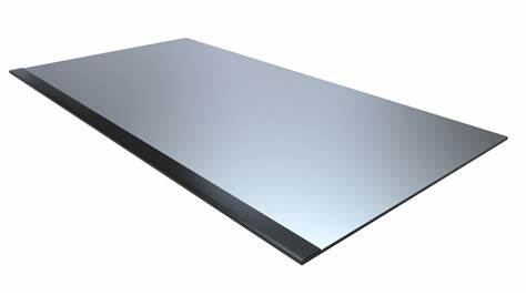 The cutting edge and surface of the coating blade