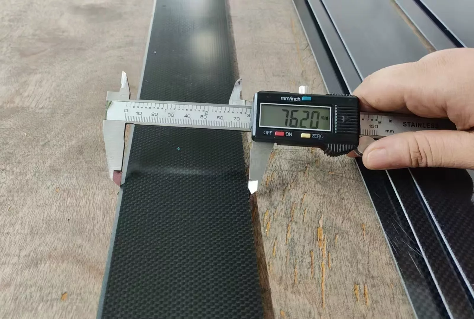 carbon fiber doctor blade for paper machine cleaning