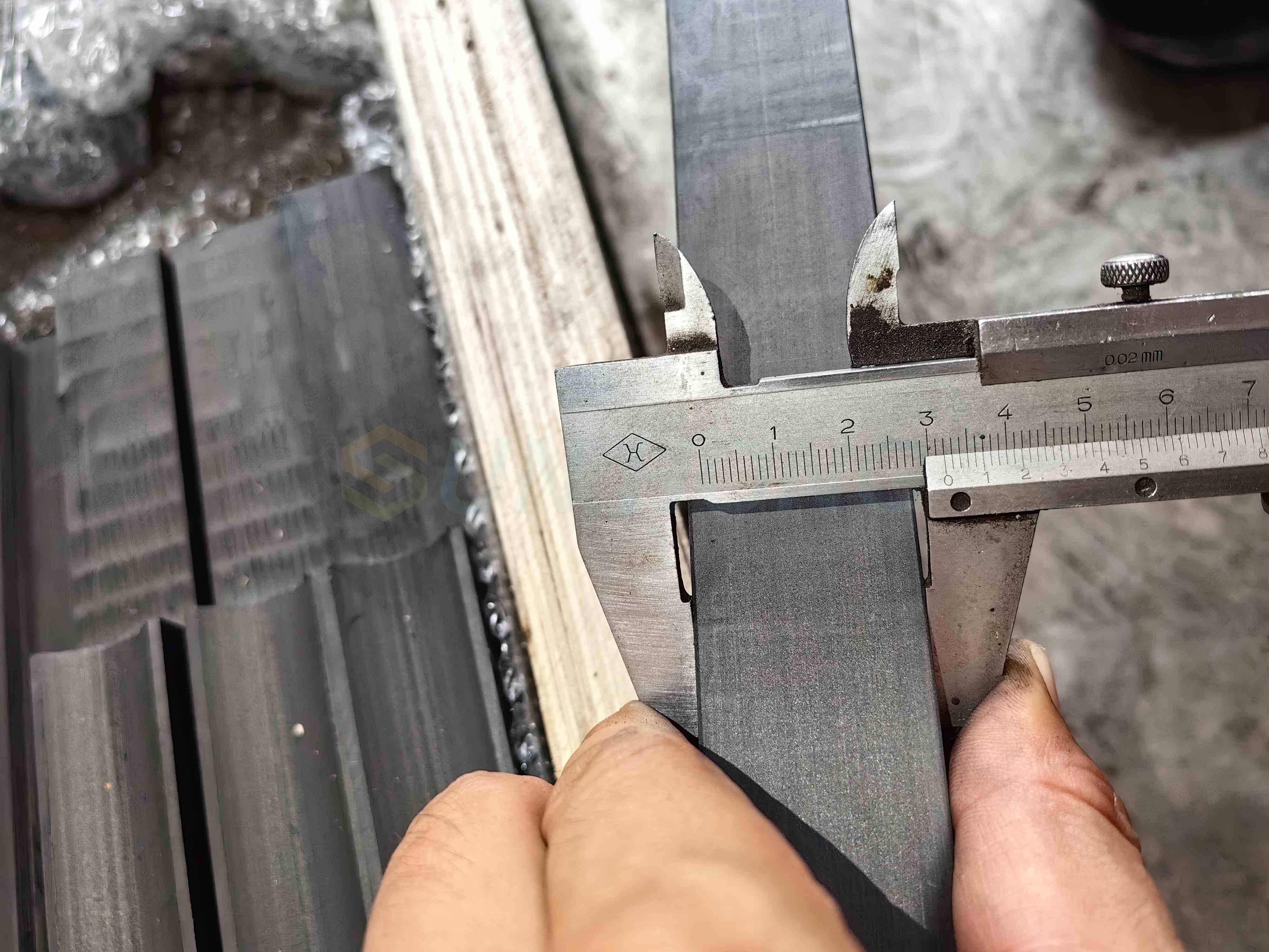 graphite sealing strips for paper machine