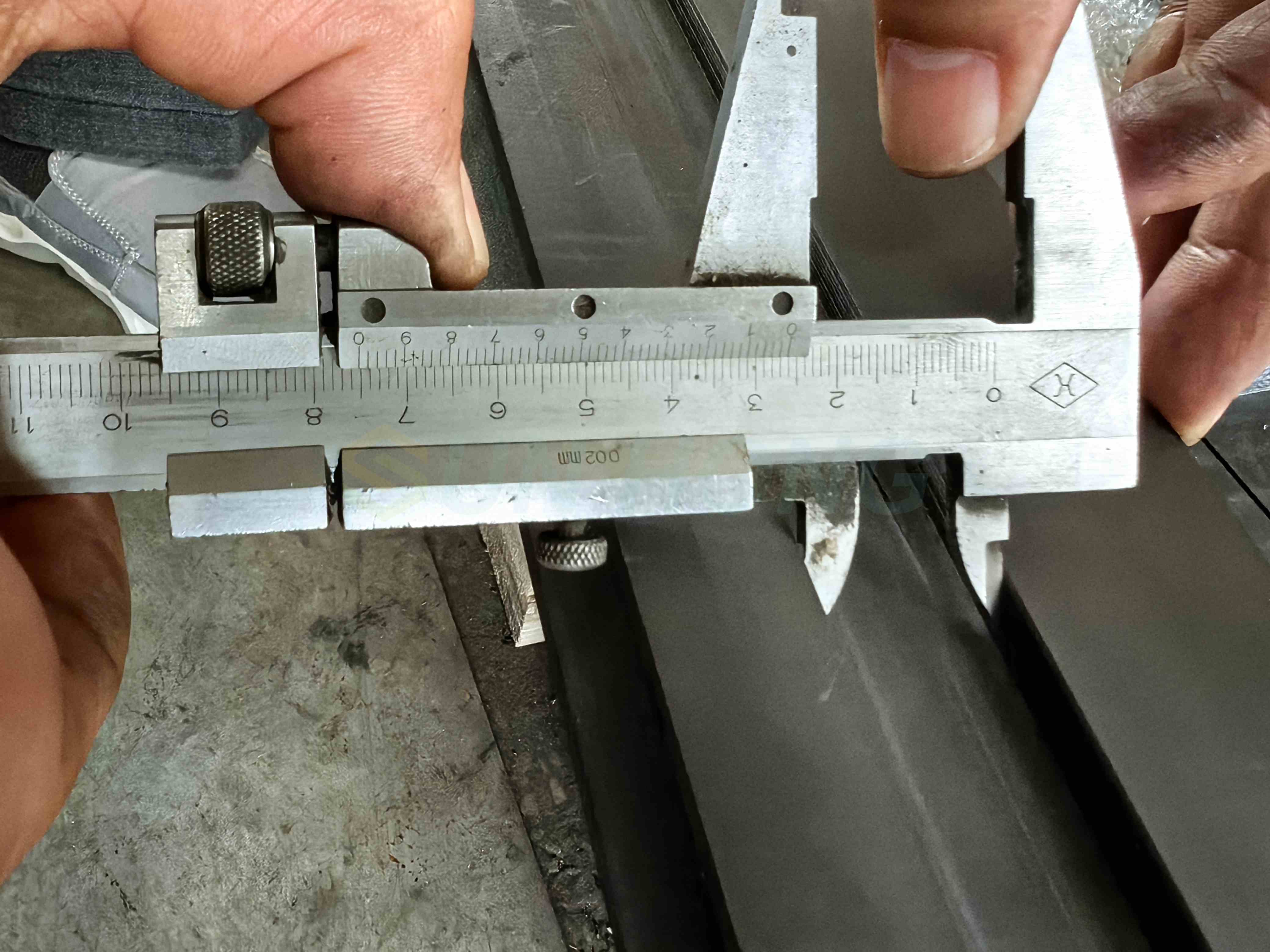 graphite sealing strips for paper machine