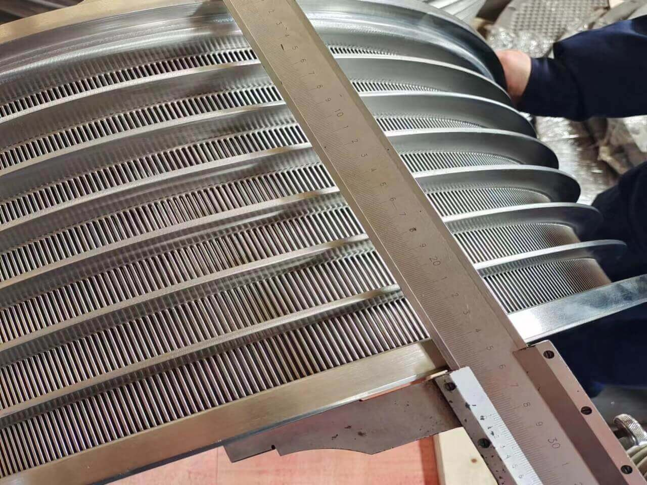 slotted pressure screen basket